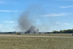 Khói đen bốc lên tại khu vực máy bay rơi. Ảnh: AFP