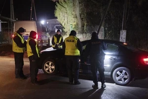 Cảnh sát Ba Lan tại hiện trường nơi tên lửa rơi. Ảnh: AP