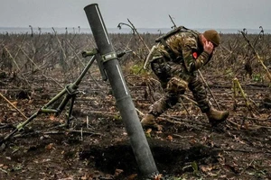 Lính Ukraine bắn súng cối trong cuộc giao tranh với quân Nga tại tiền tuyến tỉnh Zaporizhia ngày 16-11. Ảnh: REUTERS