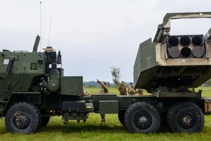Một tổ hợp pháo phản lực cơ động cao (HIMARS) được chụp trong cuộc tập trận quân sự ở Latvia vào ngày 26-9. Ảnh: GETTY IMAGES