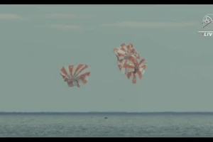 Tàu vũ trụ Orion của NASA hạ cánh thành công xuống vùng biển Thái Bình Dương. Ảnh: NASA