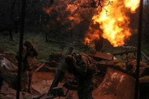 Binh sĩ Ukraine bắn súng cối vào mục tiêu Nga tại tiền tuyến tỉnh Donetsk. Ảnh: HANDOUT