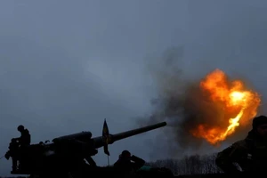 Lính Ukraine khai hỏa pháo tự hành 2S7 Pion tại tiền tuyến TP Bakhmut (tỉnh Donetsk) ngày 26-12. Ảnh: REUTERS