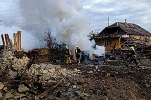 Khu vực nhà dân ở thủ đô Kiev bị phá hủy dưới làn đạn pháo của Nga ngày 29-12. Ảnh: REUTERS