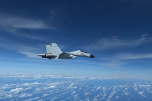 Tiêm kích J-11 của Trung Quốc áp sát máy bay trinh sát RC-135 của Mỹ trên Biển Đông ngày 21-12. Ảnh: REUTERS