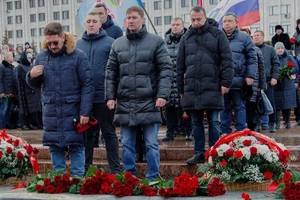 Người Nga tham gia lễ tưởng niệm công khai dành cho các binh sĩ thiệt mạng ngày 3-1. Ảnh: REUTERS