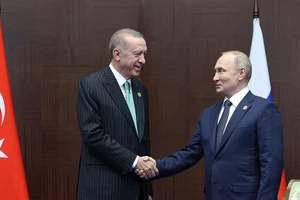 Tổng thống Thổ Nhĩ Kỳ Recep Tayyip Erdogan (trái) gặp Tổng thống Nga Vladimir Putin tại Astana (Kazakhstan) hồi tháng 10-2022. Ảnh: AFP