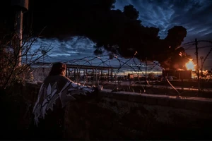 Cháy kho chứa dầu trên sông Dnepr ở TP Kherson (tỉnh Kherson) ngày 19-11. Ảnh: THE NEW YORK TIME