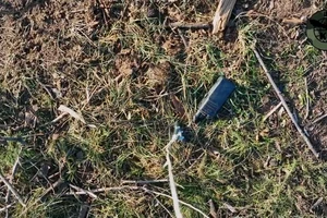 UAV Ukraine đã dùng một thiết bị móc để móc vào bộ đàm trên cánh đồng rồi mang đi. Nguồn: TWITTER