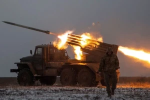 Quân Ukraine khai hoả hệ thống pháo phản lực phóng loạt BM-21 Grad về phía các vị trí của Nga tại TP Bakhmut (tỉnh Donetsk) ngày 15-1. Ảnh: REUTERS