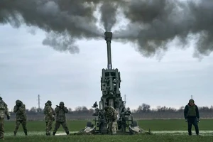 Binh sĩ Ukraine chuẩn bị lựu pháo M777 tại chiến tuyến tỉnh Kherson hồi tháng 1. Ảnh: AP