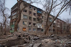 Toà chung cư ở tỉnh Donetsk bị hư hại nặng sau khi hứng chịu đòn pháo kích của Nga hồi 28-1. Ảnh: REUTERS