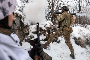 Binh sĩ Ukraine bắn lựu pháo về phía Nga trên tiền tuyến tỉnh Donetsk ngày 14-2. Ảnh: REUTERS