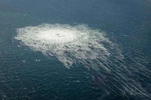 Rò rỉ từ đường ống Nord Stream 2 hồi tháng 9-2022. Ảnh: REUTERS