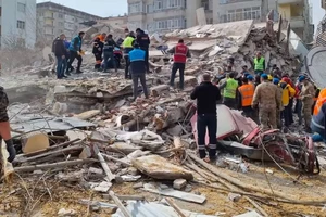 Thổ Nhĩ Kỳ lại hứng động đất mới, thêm người chết, nhà sập