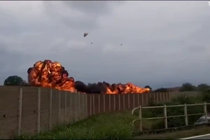 Video: Máy bay quân sự đang diễn tập bỗng lao xuống ô tô bên dưới khiến bé gái thiệt mạng