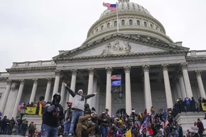 FBI bắt 3 người vụ bạo loạn Điện Capitol