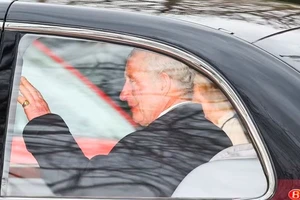 Vua Charles III xuất hiện sau chẩn đoán ung thư, Hoàng tử Harry về thăm cha