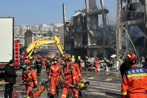 Video: Nổ khí gas tiệm gà rán xé toạc góc phố Trung Quốc, 28 người thương vong