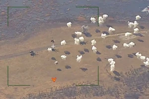 Video: Nga thả bom nổ tung 2 trực thăng Mi-8/17 của Ukraine ở Donetsk