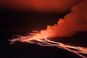 VIDEO: Dữ dội núi lửa phun cả 'dòng sông dung nham' đỏ rực