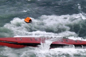 Tàu chở hóa chất Hàn Quốc lật ngoài khơi Nhật, 8 người chết