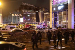Tấn công khủng bố ở Moscow: Người chết tăng lên 133; Những kẻ khủng bố định trốn sang Ukraine