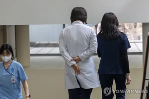 Nhiều giáo sư y khoa Hàn Quốc từ chức để ủng hộ đình công