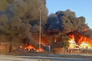 Video: Lửa nuốt chửng nhà máy nơi 300 người làm việc 