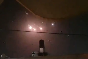 Video: Iran nã tên lửa, Israel đánh chặn