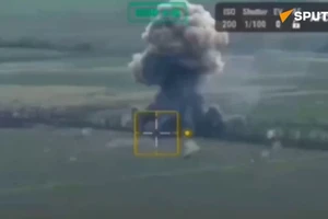 VIDEO: Pháo đội 'Bạch Tuyết' Nga bắn phá điểm tập kết quân Ukraine