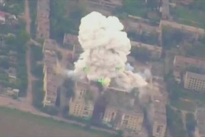 VIDEO: Cảnh được cho là Nga dội bom có sức công phá kinh hoàng về phía Ukraine