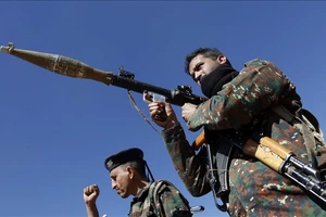 Houthis tuyên bố tấn công 2 tàu khu trục Mỹ 