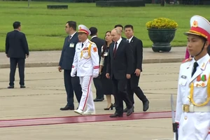 VIDEO: Tổng thống Nga Vladimir Putin vào Lăng viếng Chủ tịch Hồ Chí Minh