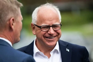 Chân dung phó tướng bà Harris: 'Hắc mã' đậm bản sắc Dân chủ