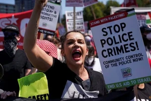 Hàng chục nghìn người biểu tình tại đại hội đảng Dân chủ