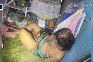 VIDEO: Bà cụ đang nấu ăn thì bị trăn khổng lồ siết chặt hơn 2 tiếng