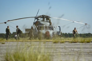 Mỹ gấp rút sơ tán tàu chiến, máy bay quân sự trước khi siêu bão Milton đổ bộ