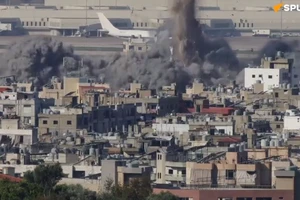 VIDEO: Israel ném bom sát sân bay Beirut 