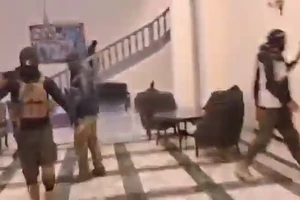 VIDEO: Phiến quân tiến vào dinh tổng thống Syria ở Aleppo