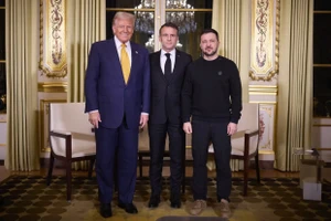 Ảnh-Video: 3 ông Trump, Macron, Zelensky gặp nhau ở Pháp