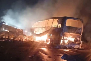 Thảm khốc xe buýt tông trực diện xe đầu kéo rồi bốc cháy, 41 người thiệt mạng