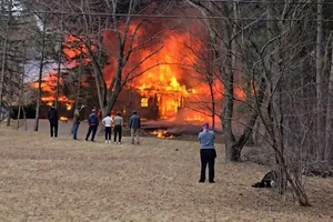 Mỹ: Máy bay đâm nhà dân gây hoả hoạn, ít nhất 1 người chết