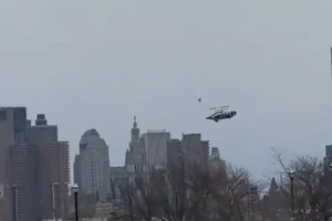 VIDEO: Trực thăng gãy đuôi trên không rồi rơi xuống sông ở New York, 6 người thiệt mạng