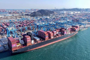 Mỹ tăng thuế tới 245% lên hàng Trung Quốc, Bắc Kinh lập tức phản ứng