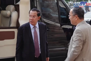 VIDEO: Ông Hun Sen dẫn đầu phái đoàn đi xe từ Phnom Penh sang TP.HCM dự đại lễ 30-4