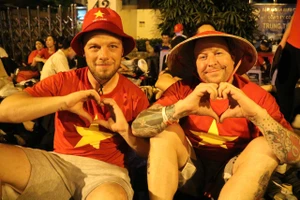 Du khách quốc tế xúc động sống trọn không khí đại lễ 30-4 tại TP.HCM