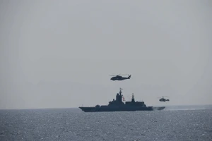 Hải quân Anh điều tàu chiến, trực thăng giám sát tàu Nga