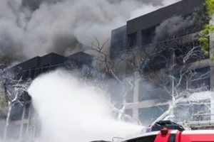 VIDEO: Khoảnh khắc chiếc máy bay chở 242 người rơi xuống khu dân cư ở Ấn Độ