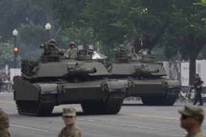 Chùm ảnh, video: Loạt khí tài lừng danh tại lễ duyệt binh lớn nhất hơn 30 năm ở Mỹ